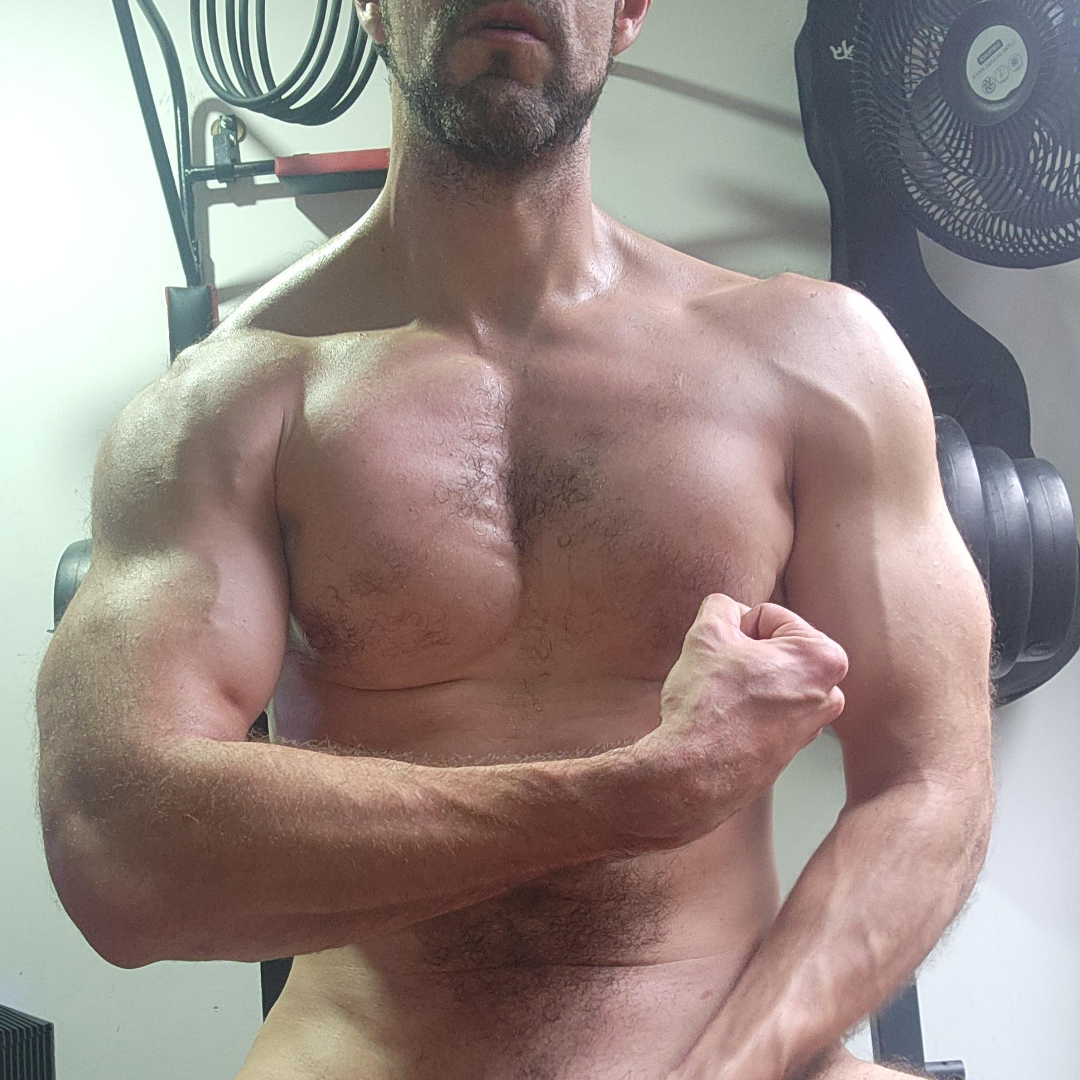 AntonioMusculos webcam model