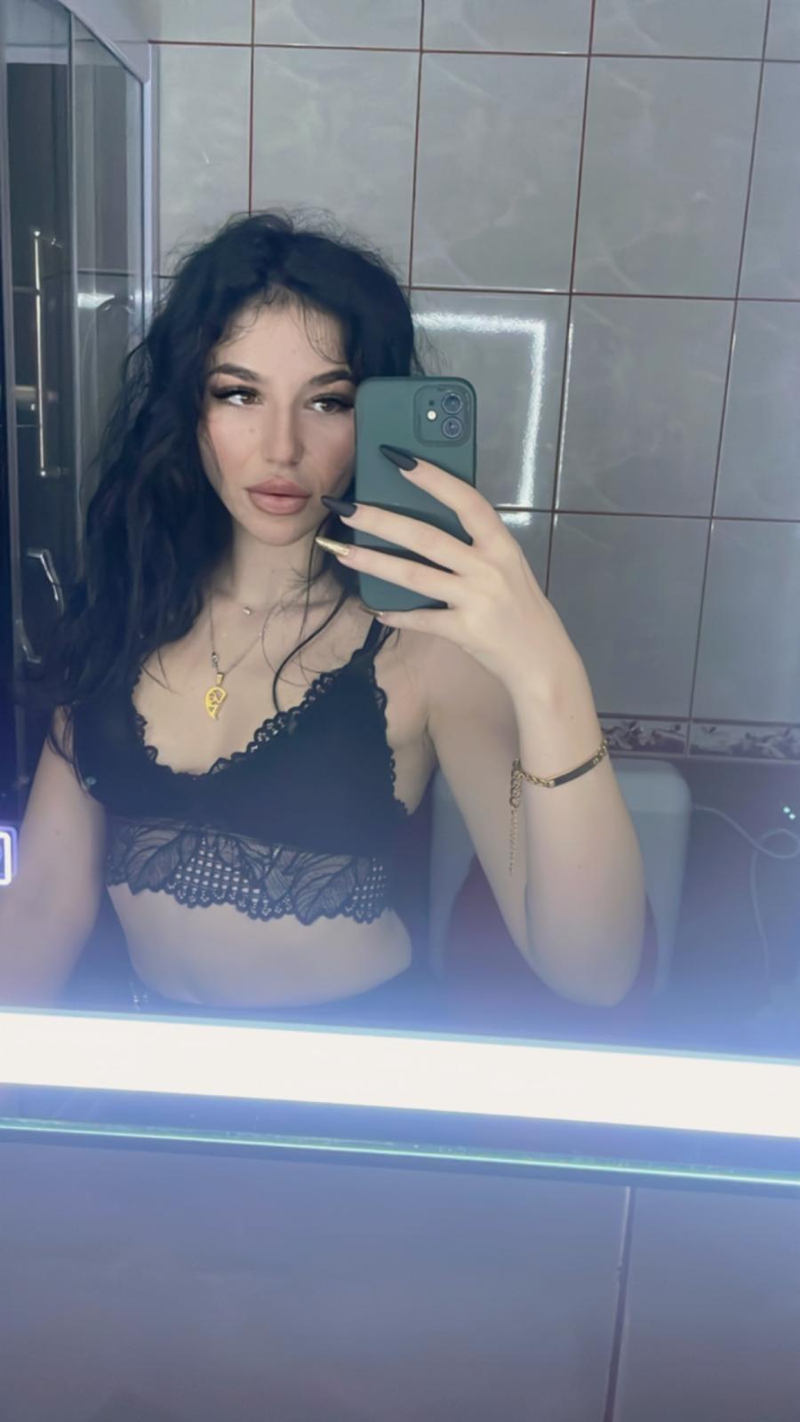 KayleeCali photo 3 - female webcam performer from Romania