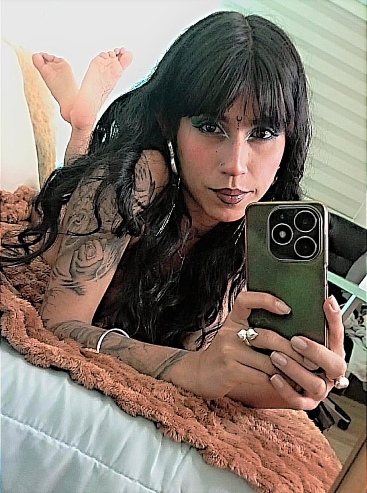 bella_poisonous from cam4