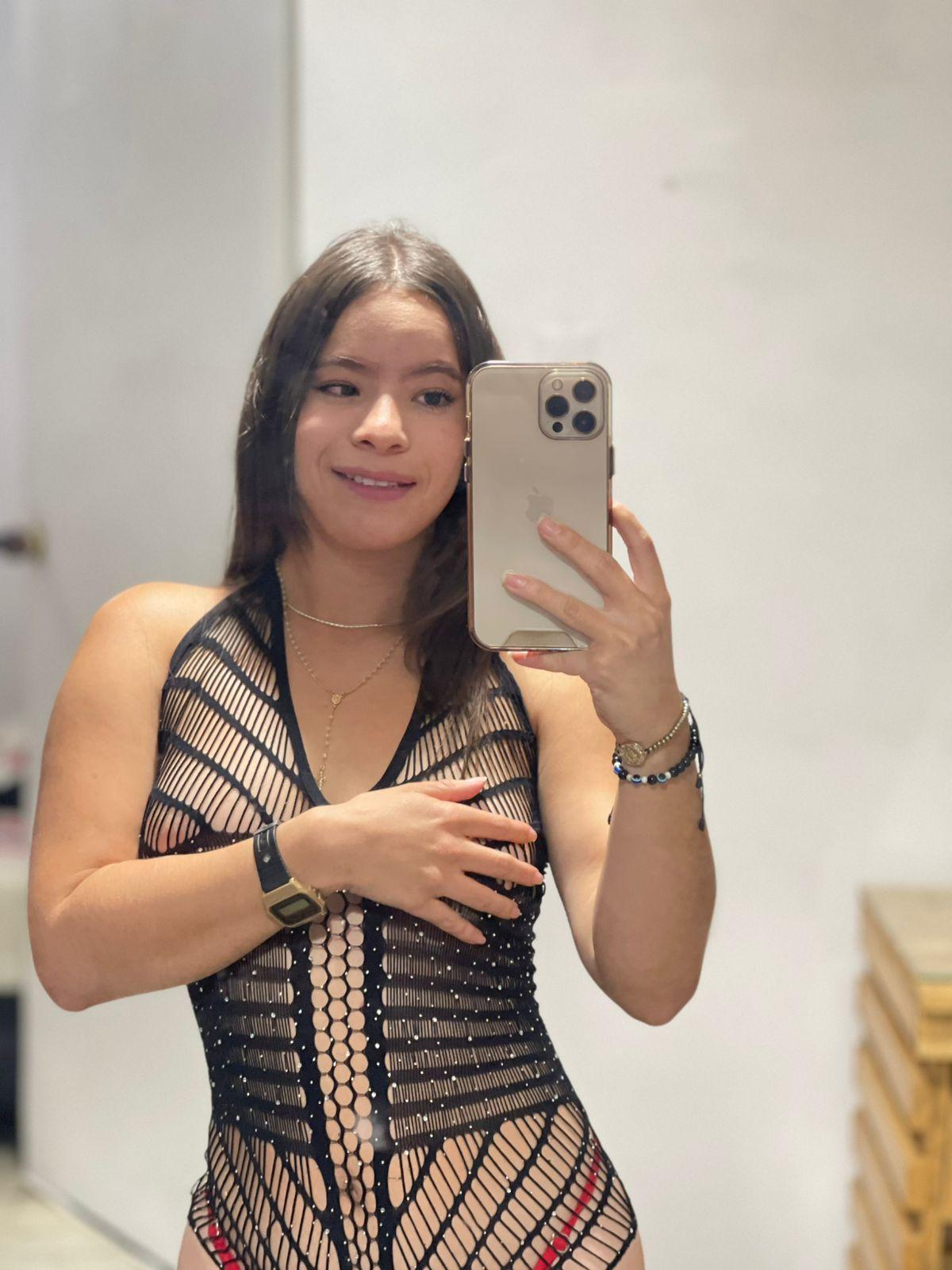 scarlettprinces - female webcam performer from Colombia, 22 years old