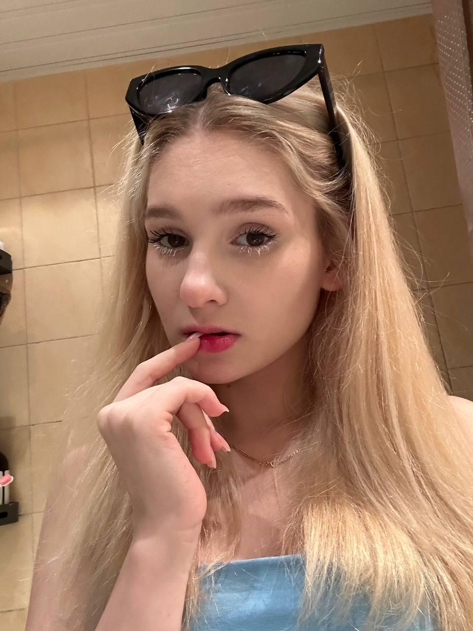 risingdawnn webcam model