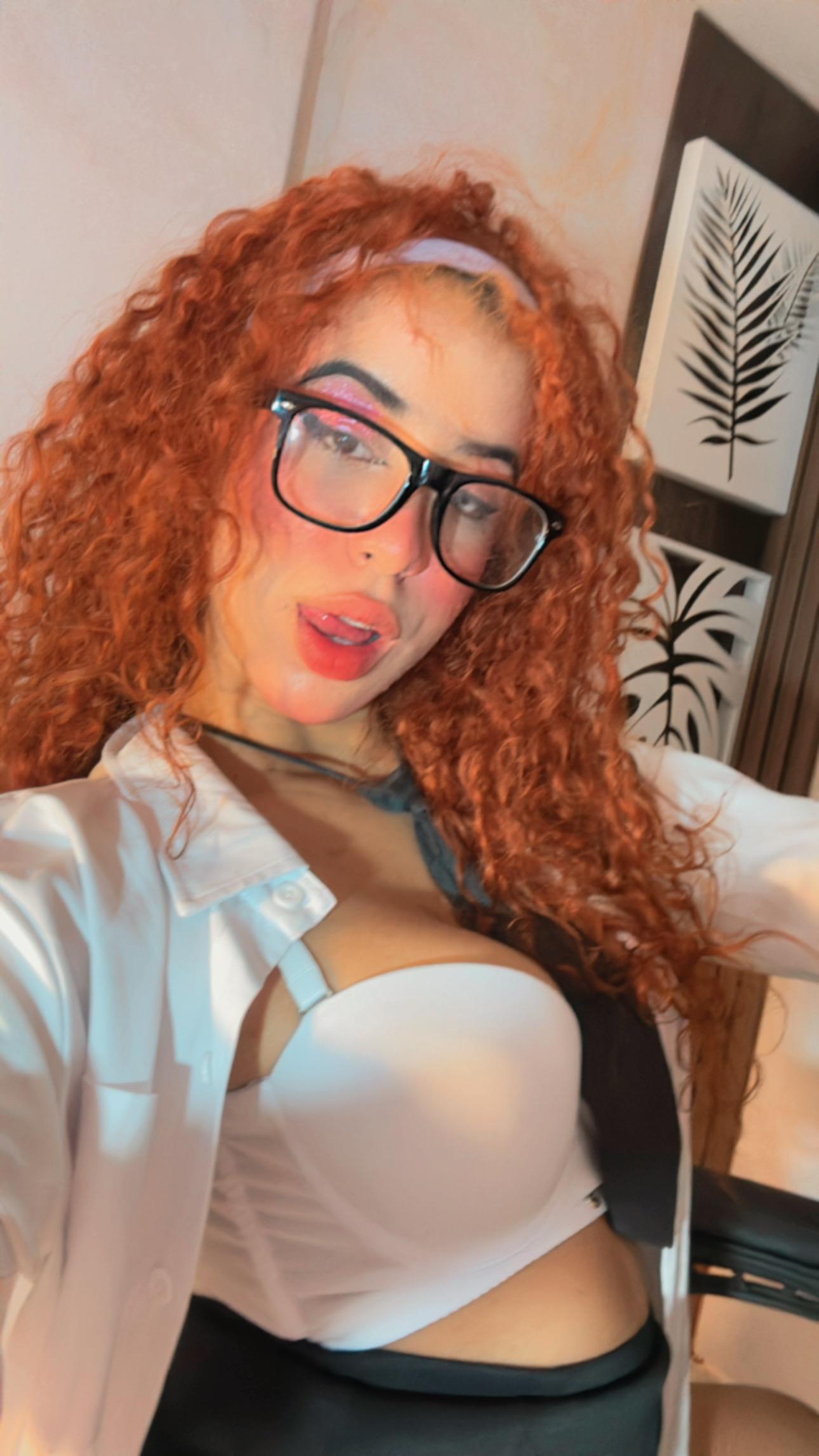 Collins_Daph photo 10 - female webcam performer from Italy