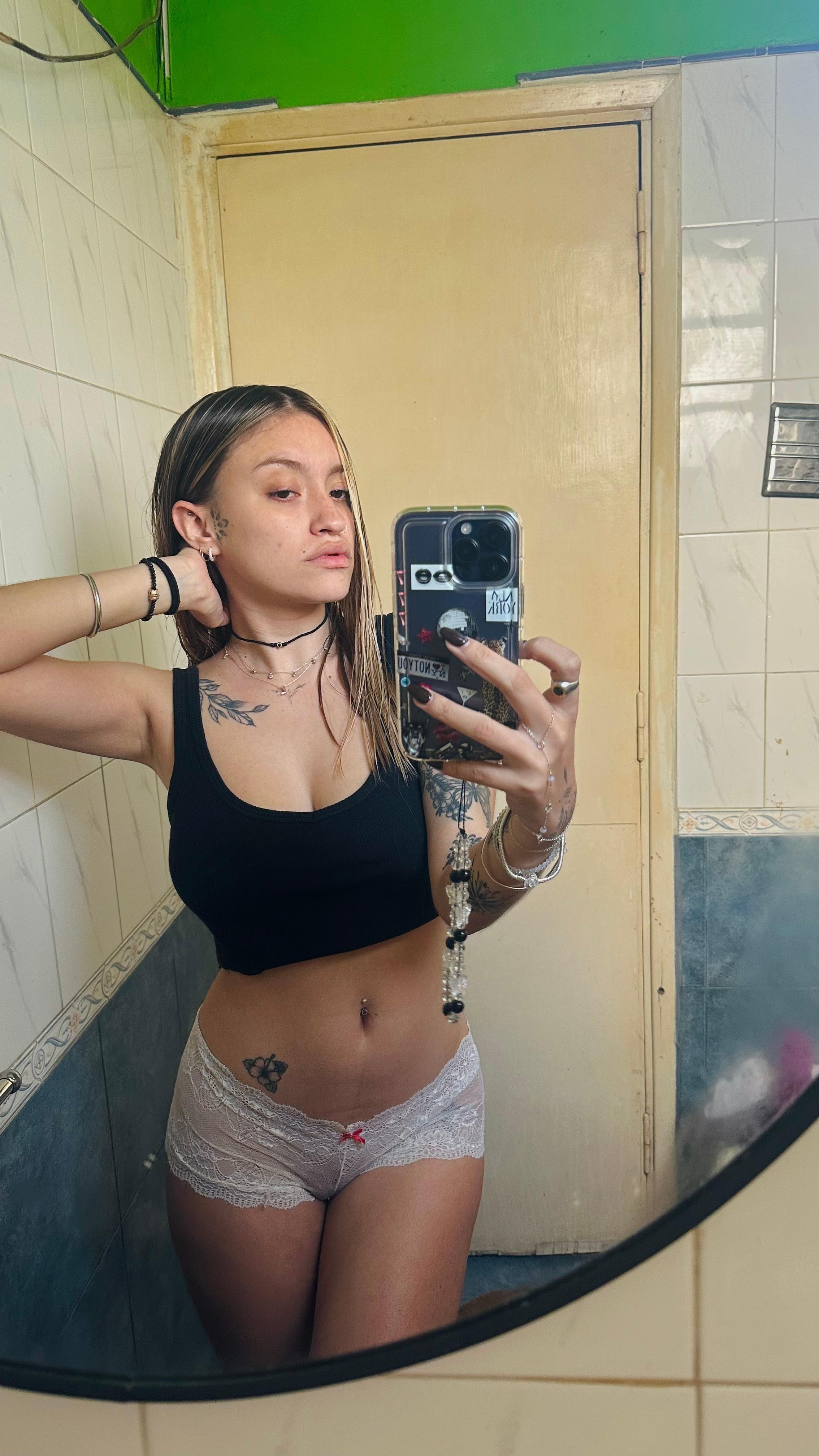 Luuxxxx - female webcam performer from Argentina, 22 years old