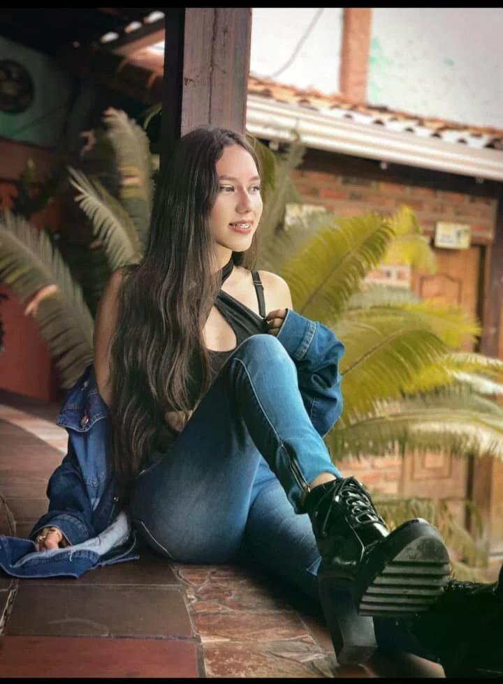 littlepearl1 - female webcam performer from Colombia, 19 years old