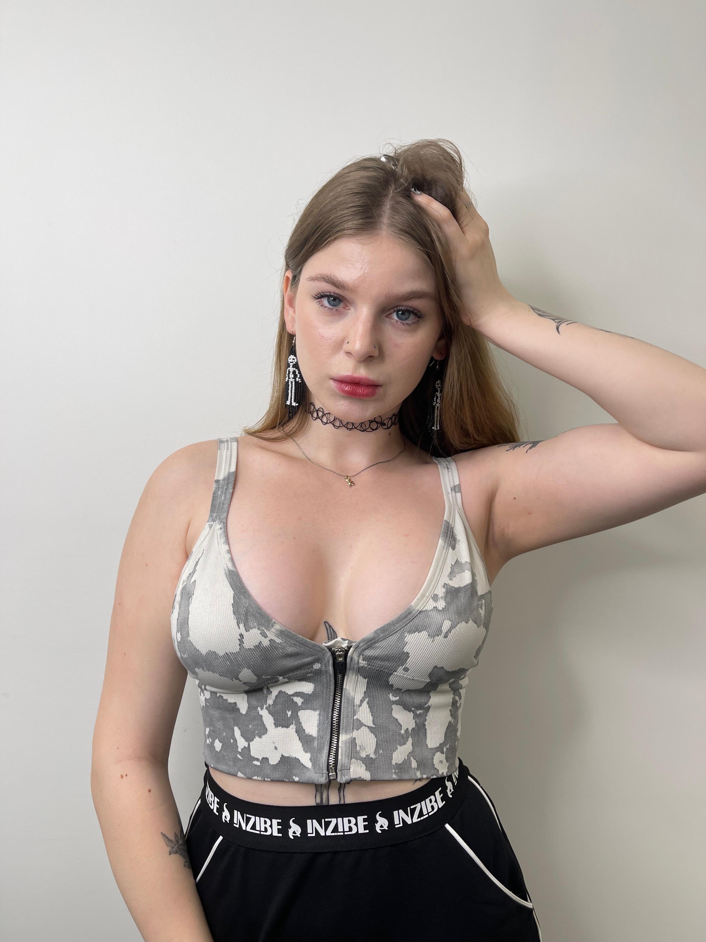 VivanAttanasio webcam model