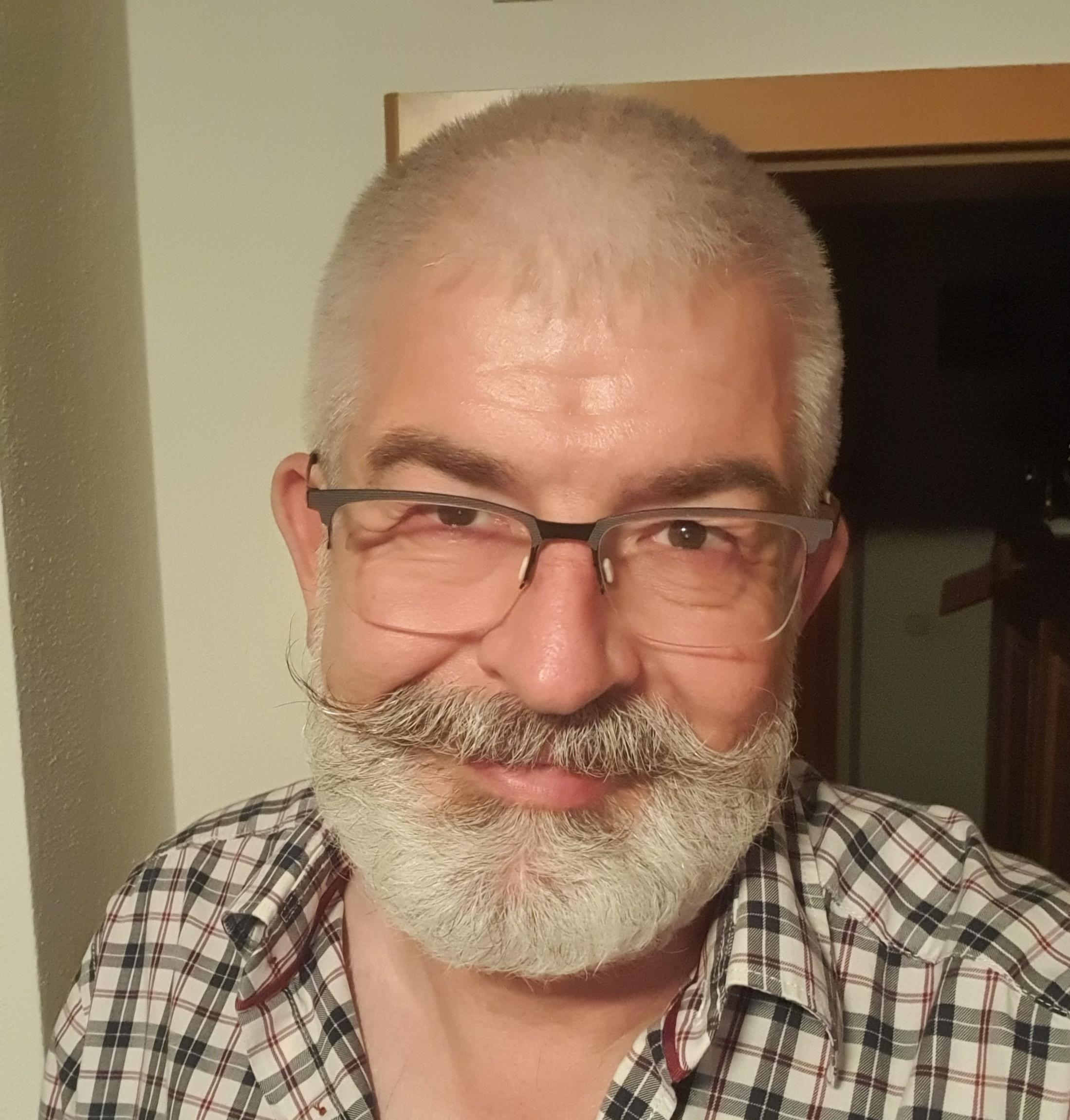 goatee_la from cam4