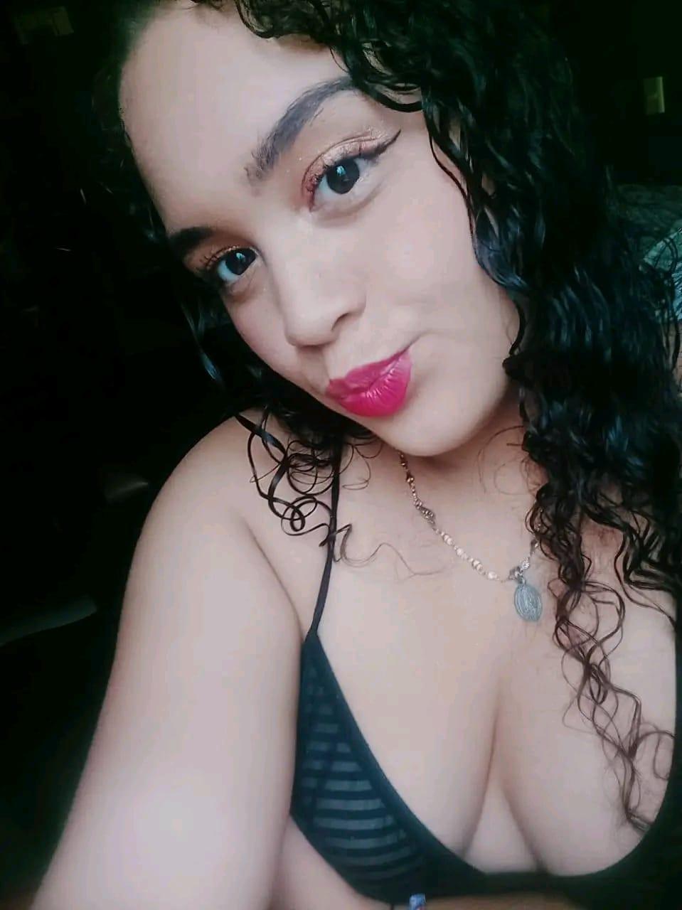 Adele__white Live Cam on Cam4 and RICams