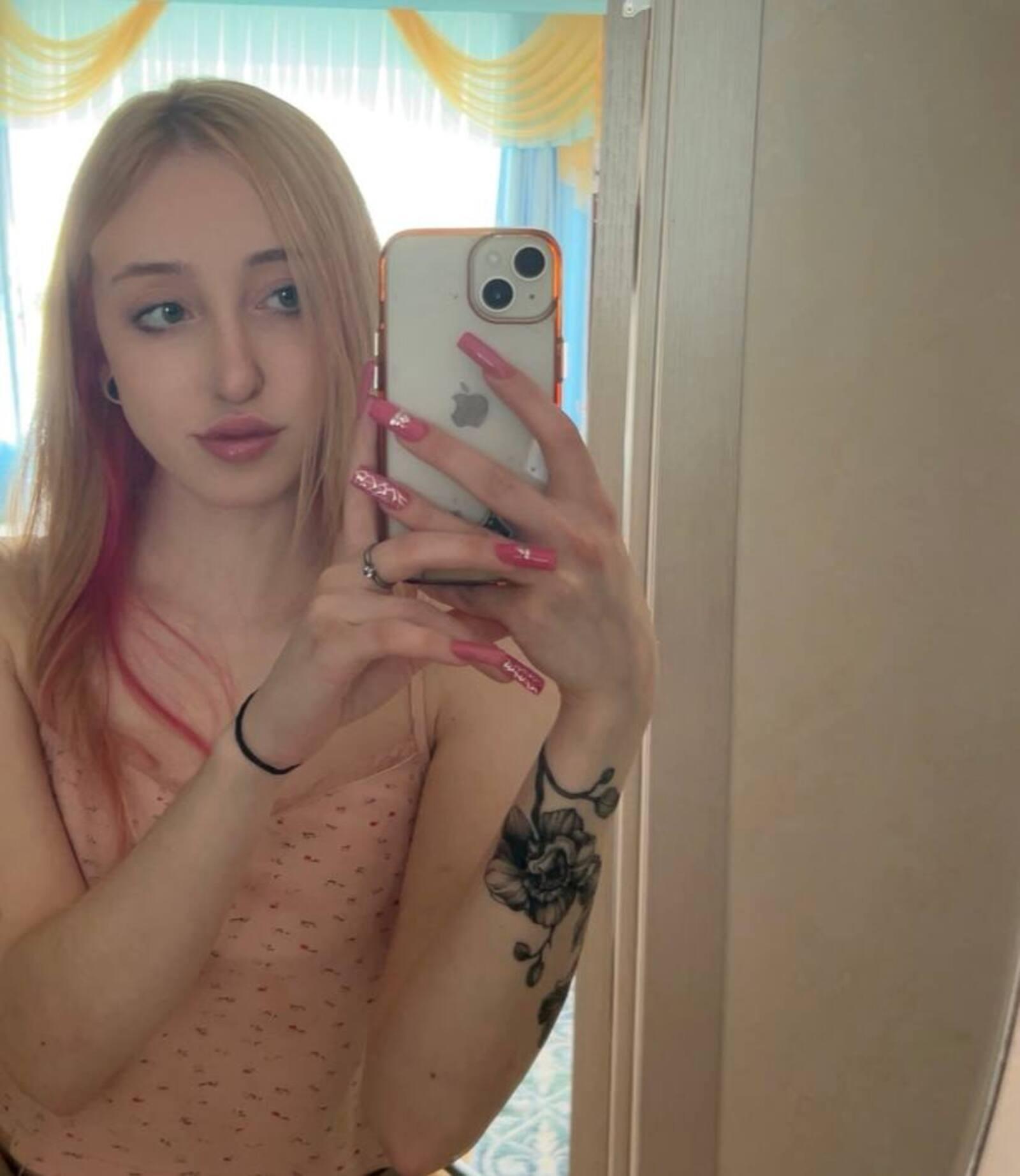 AntoniaDodd webcam model